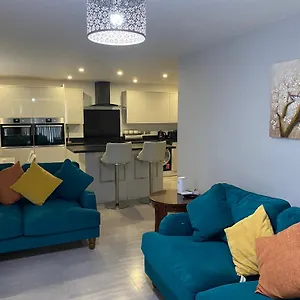 Modern 2 Bedroom Flat With Sky Tv & Free Parking Apartment