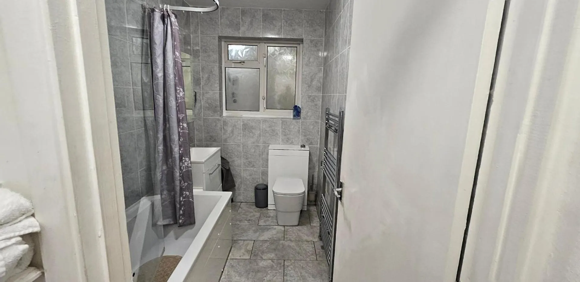 Spacious & Modern 2-Bed House In Дагенем Великобритания