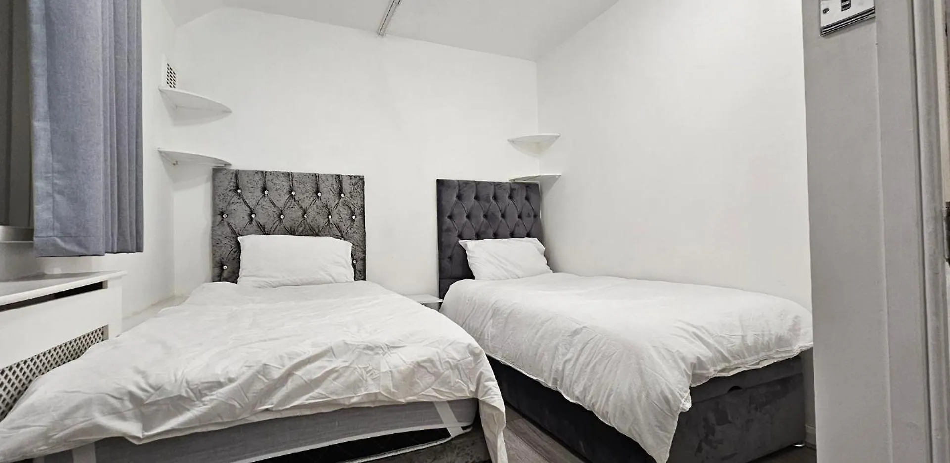 Spacious & Modern 2-Bed House In Дагенем 0*,  Великобритания