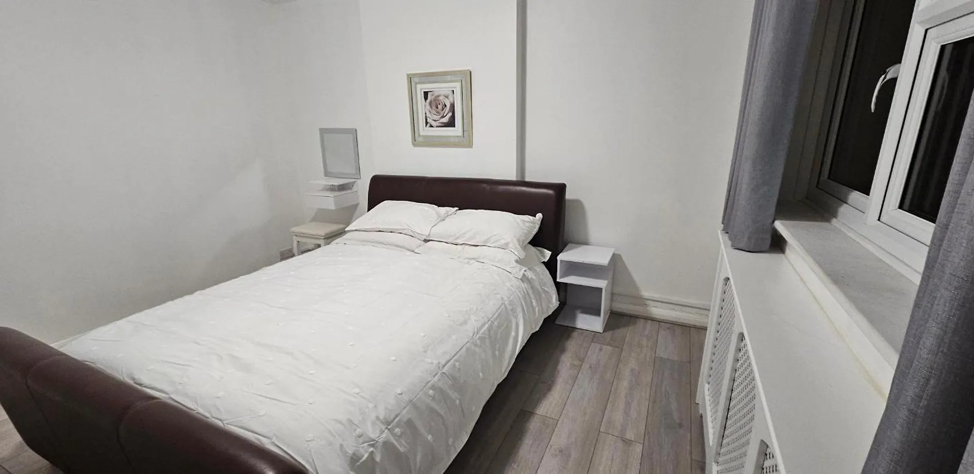 Spacious & Modern 2-Bed House In Дагенем
